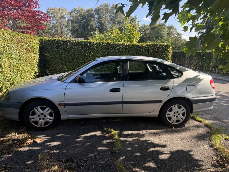 TOYOTA, AVENSIS, 1,8 LB MAN. Skrotbil skrotpræmie