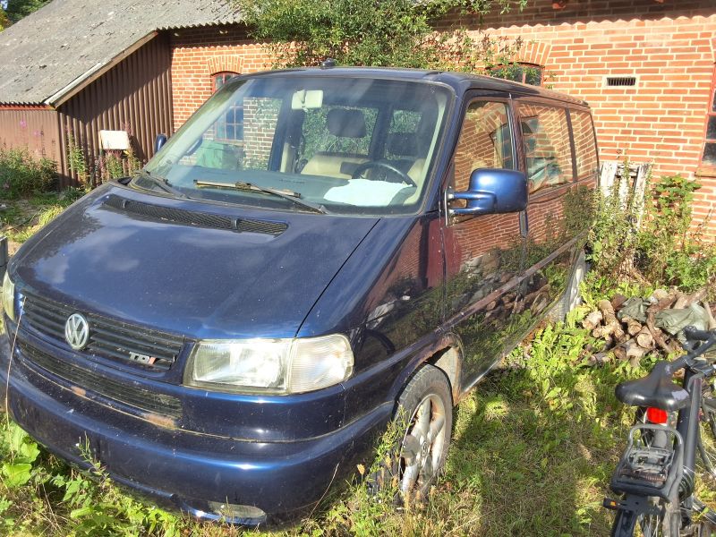 VW caravelle bus 7 sæder + 3 sædebænk i bagagerum.  Læderstue.  2.5 l 151 hk. Skrotbil skrotpræmie