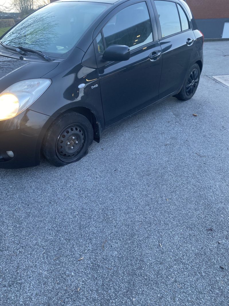 TOYOTA, YARIS, 1,4 D - 4D 5 DØRS Skrotbil skrotpræmie